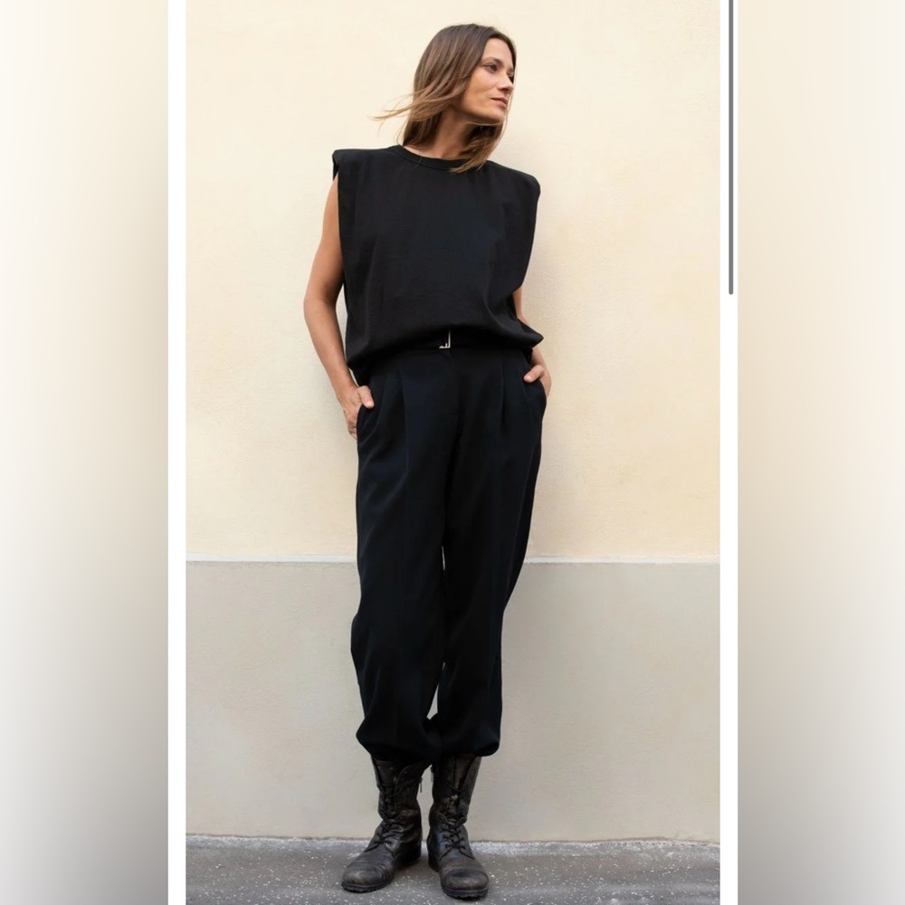 The Frankie Shop EVA PADDED SHOULDER MUSCLE T-SHIRT - BLACK